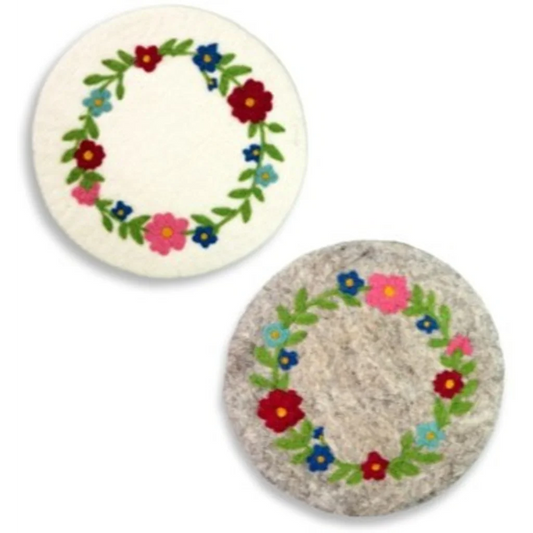 Filz Untersetzer rund Blumenkranz in Creme+Grün+Rot+Blau Muster Blumenkranz von Frida Feeling Größe Ø 21 cm