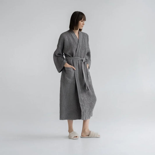 Halbleinen Waffelpiqué Bademantel in Anthrazit Grau von Linen Tales Größe L+XL