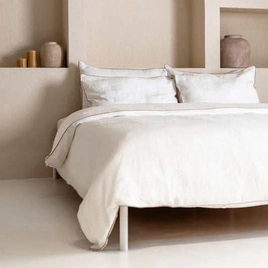Leinen Bettwäsche mit Paspel Garnitur 3-teilig in Weiß+Beige von Linen Tales Größe 200x200 + 2x 80x80 cm