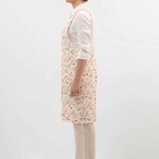Leinen Crossback-Schürze Blätter in Weiß+Orange+Grau Muster Blätter von Linen Tales Größe 94 cm breit+ 83 cm lang