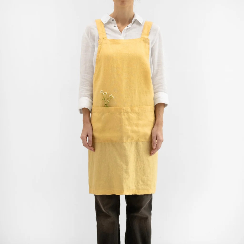 Leinen Crossback-Schürze in Gelb von Linen Tales Größe 94 cm breit+ 83 cm lang