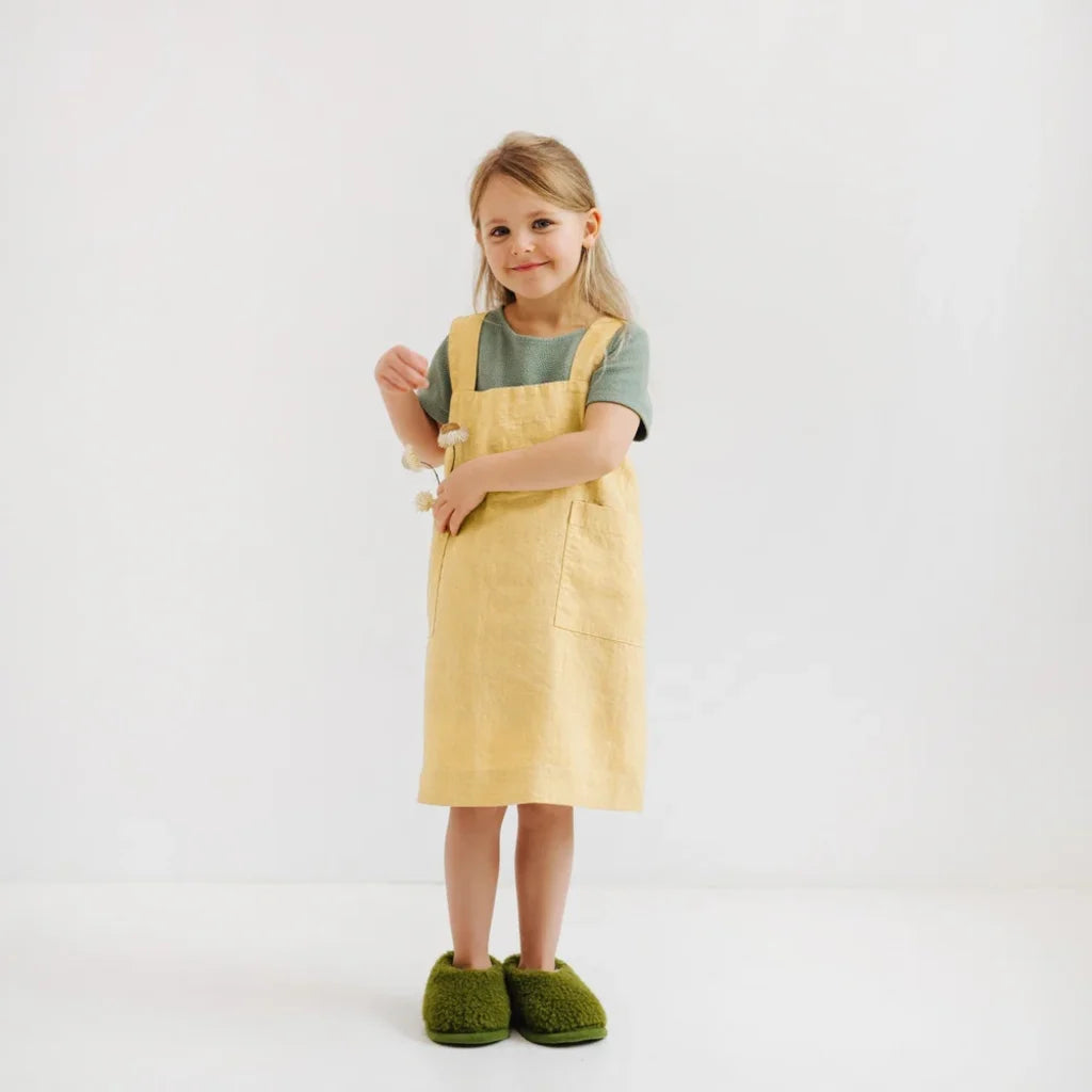 Leinen Kinder Pinafore-Schürze in Gelb von Linen Tales Größe 72 cm breit+ 50 cm lang