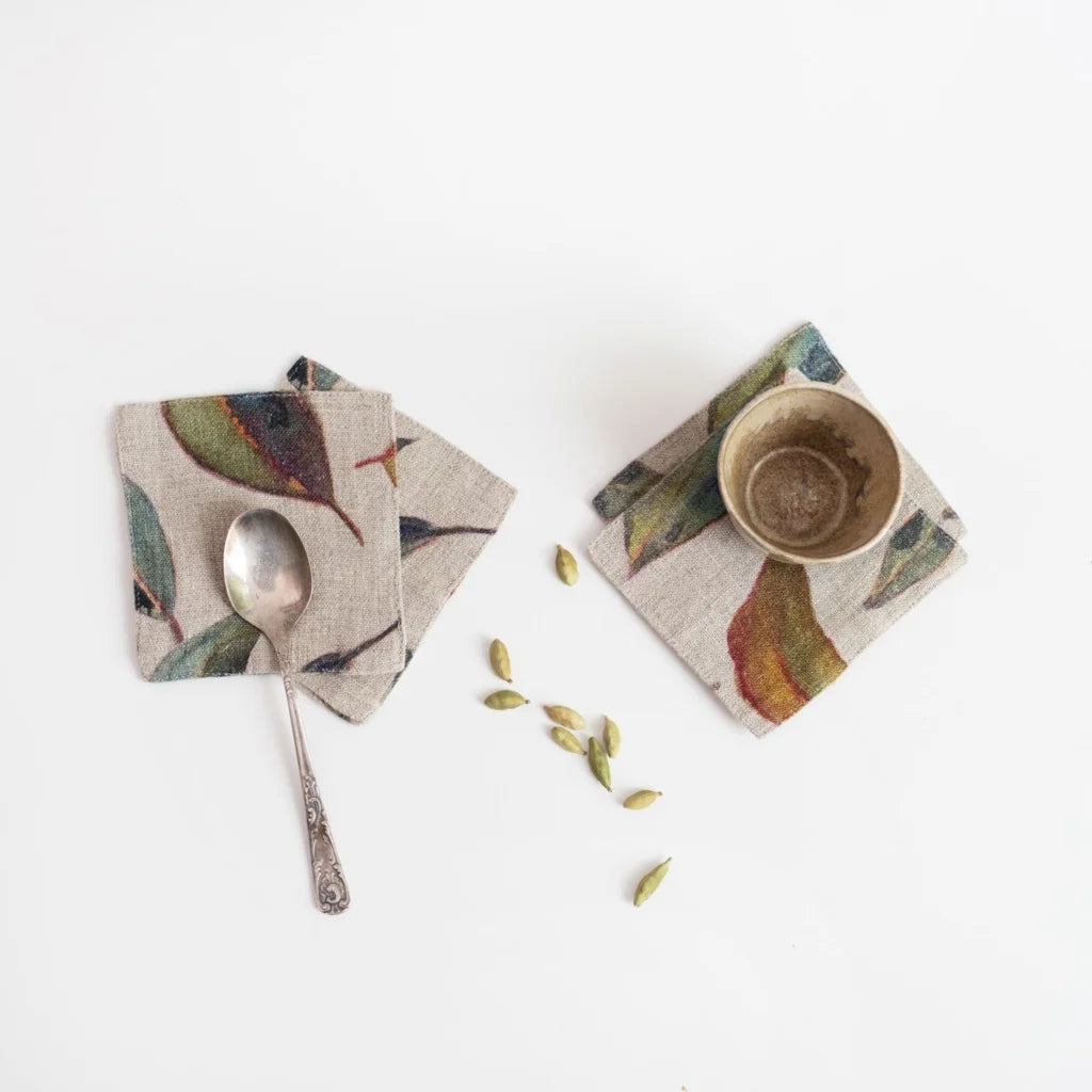Leinen Untersetzer Blätter 4er-Pack in Creme+Grün+Orange Muster Blätter von Linen Tales Größe 15x15 cm