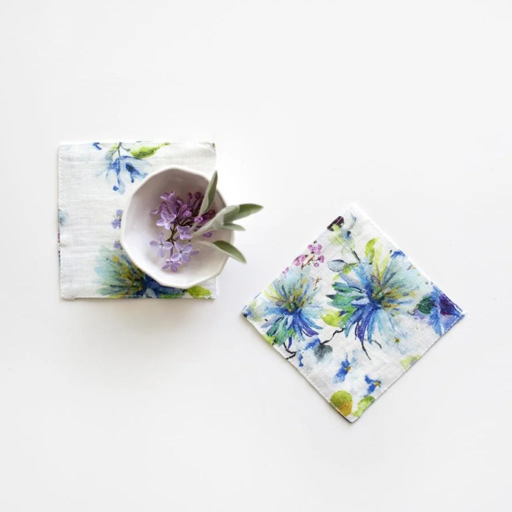Leinen Untersetzer Blumen 4er-Pack in Weiß+Blau Muster Blumen von Linen Tales Größe 15x15 cm