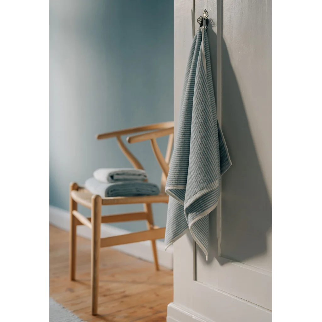 Bio Frottier Duschtuch Streifen in Himmelblau+Weiß Blau+Weiß Muster Streifen von MELA home Größe 70x140 cm