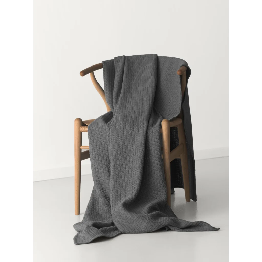 Decke in Feinstrick-Optik in Anthrazit Grau von Cradle Studio Größe 150x210 cm
