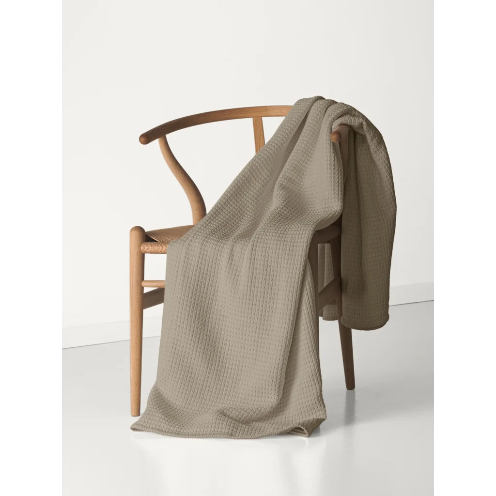 Decke in Feinstrick-Optik in Cappuccino Braun von Cradle Studio Größe 150x210 cm