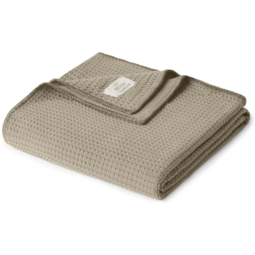 Decke in Feinstrick-Optik in Cappuccino Braun von Cradle Studio Größe 150x210 cm