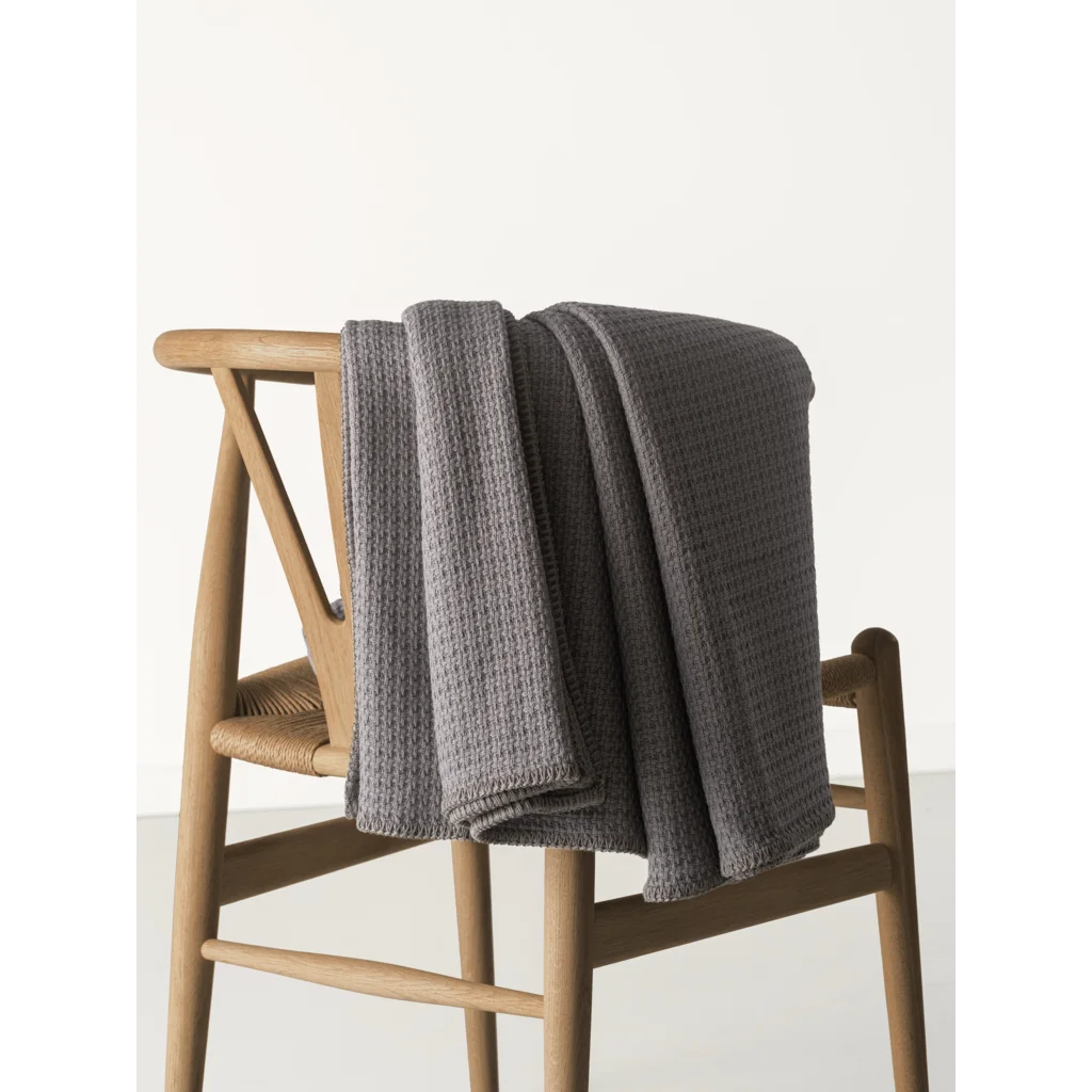 Decke in Feinstrick-Optik in Kastaniengrau Grau von Cradle Studio Größe 150x210 cm