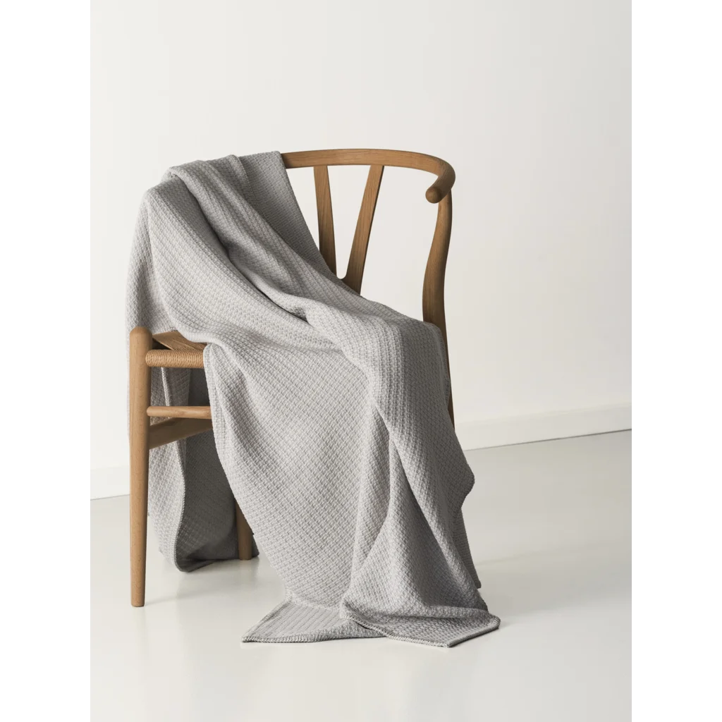 Decke in Feinstrick-Optik in Stein Grau von Cradle Studio Größe 150x210 cm