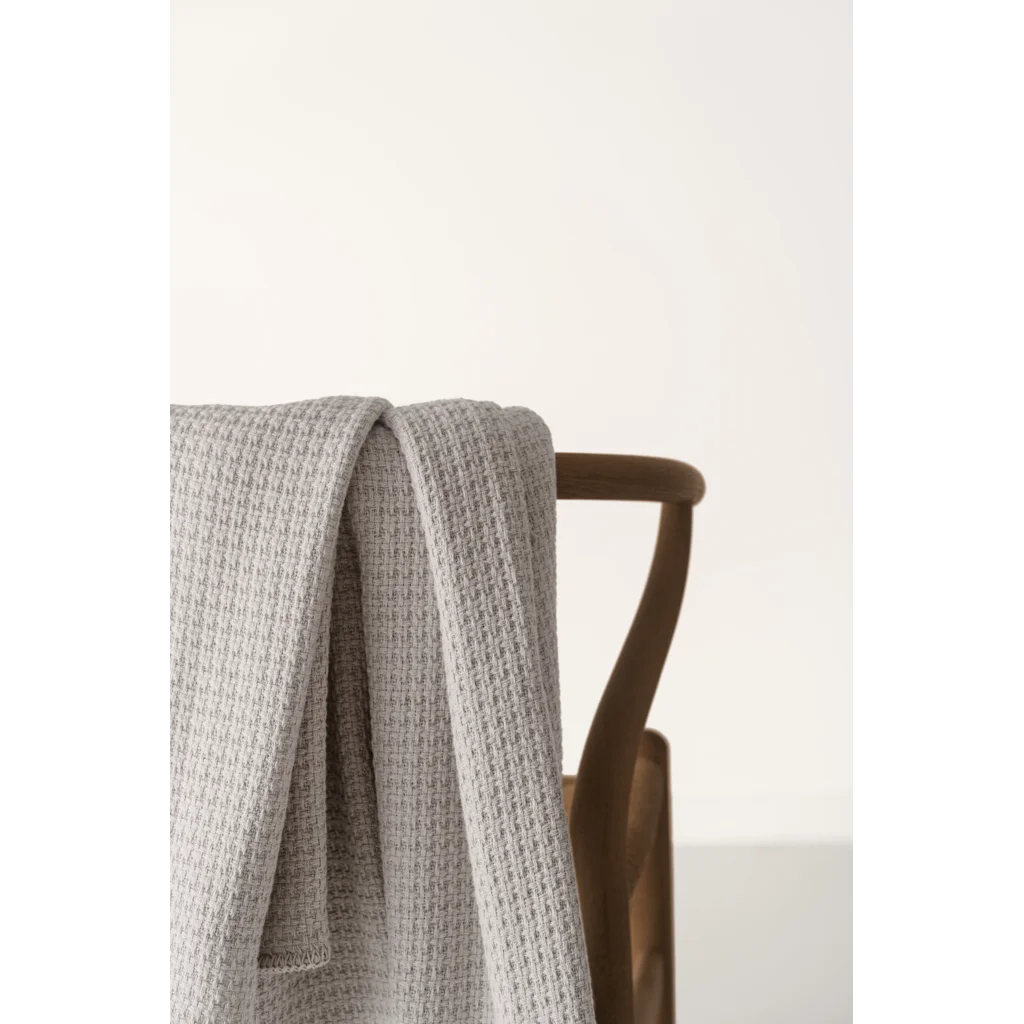 Decke in Feinstrick-Optik in Stein Grau von Cradle Studio Größe 150x210 cm