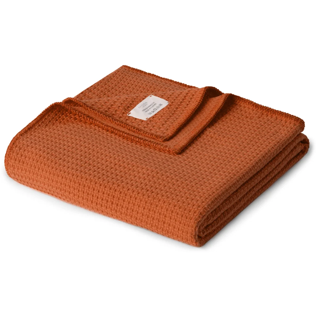 Decke in Feinstrick-Optik in Terra Orange von Cradle Studio Größe 150x210 cm
