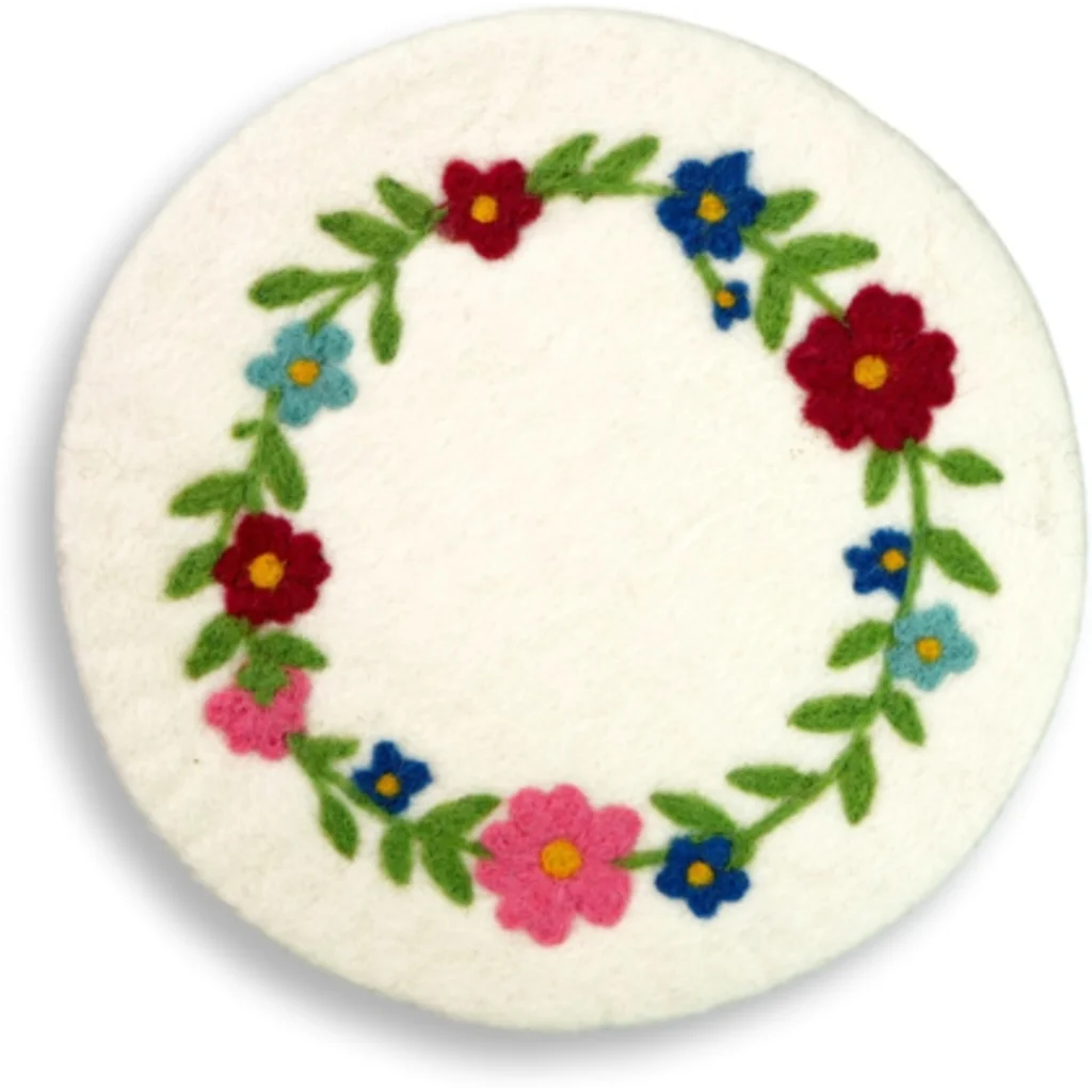 Filz Untersetzer rund Blumenkranz in Creme+Grün+Rot+Blau Muster Blumenkranz von Frida Feeling Größe Ø 21 cm