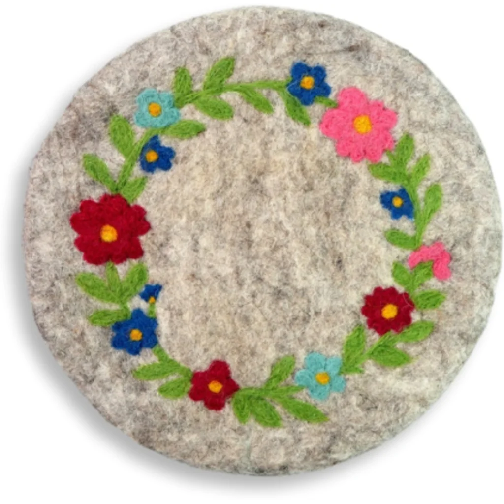 Filz Untersetzer rund Blumenkranz in Hellgrau+Grün+Rot+Blau Grau+Grün+Rot+Blau Muster Blumenkranz von Frida Feeling Größe Ø 21 cm