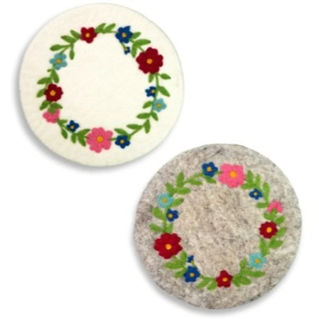 Filz Untersetzer rund Blumenkranz in Hellgrau+Grün+Rot+Blau Grau+Grün+Rot+Blau Muster Blumenkranz von Frida Feeling Größe Ø 21 cm