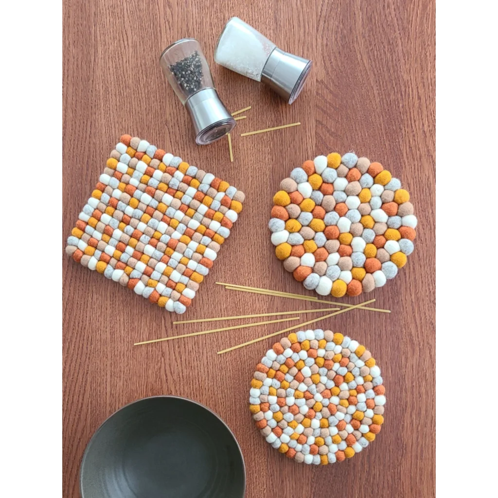 Filz Untersetzer rund mit großen Kugeln in Creme+Hellgrau+Orange+Ocker Creme+Grau+Orange+Gelb Muster Bunt von Frida Feeling Größe Ø 21 cm
