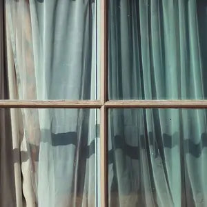 Gardine hinter Fenster
