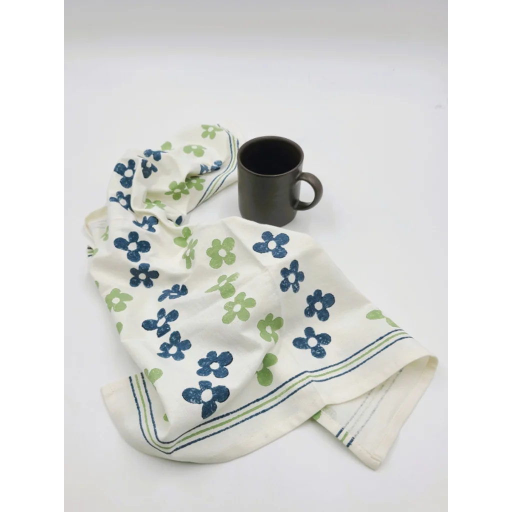 Geschirrtuch Blumen in Dunkelblau+Hellgrün Blau+Grün Muster Blumen von Frida Feeling Größe 50x65 cm