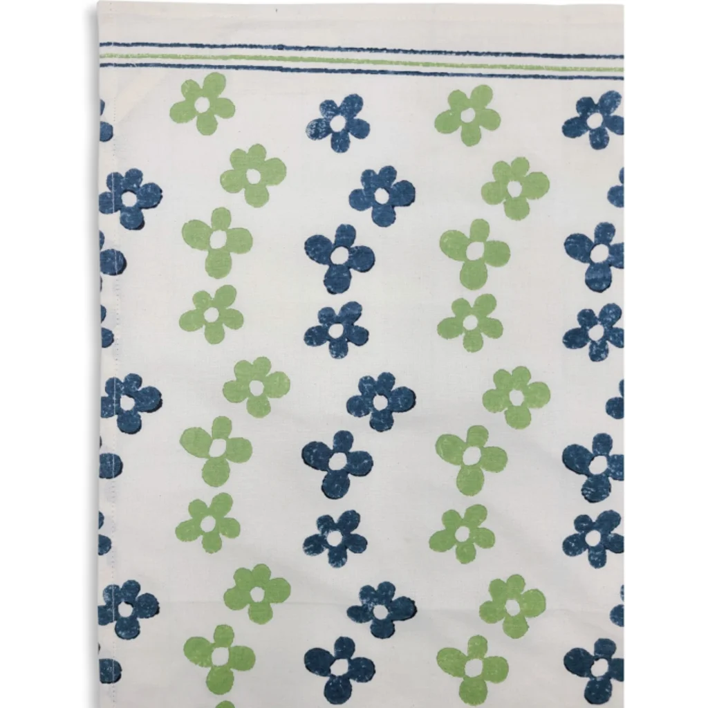 Geschirrtuch Blumen in Dunkelblau+Hellgrün Blau+Grün Muster Blumen von Frida Feeling Größe 50x65 cm