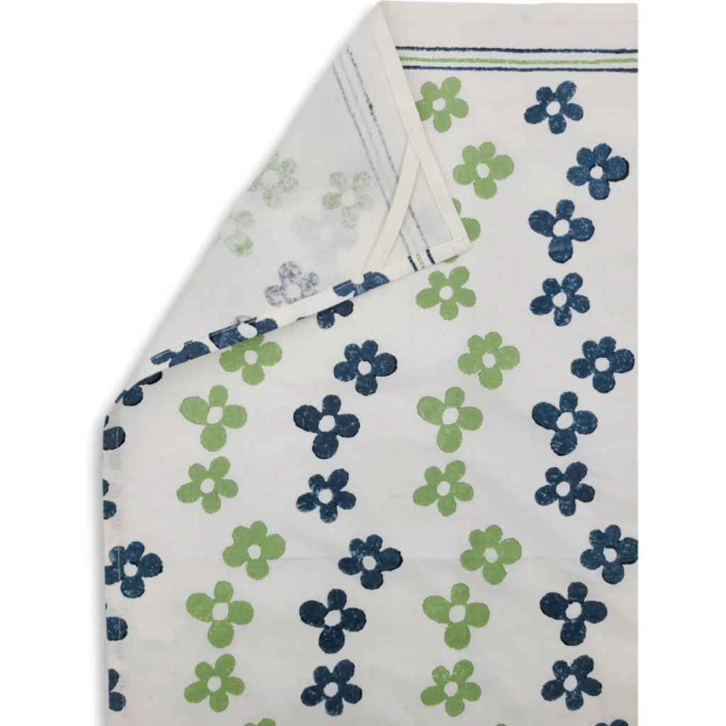 Geschirrtuch Blumen in Dunkelblau+Hellgrün Blau+Grün Muster Blumen von Frida Feeling Größe 50x65 cm
