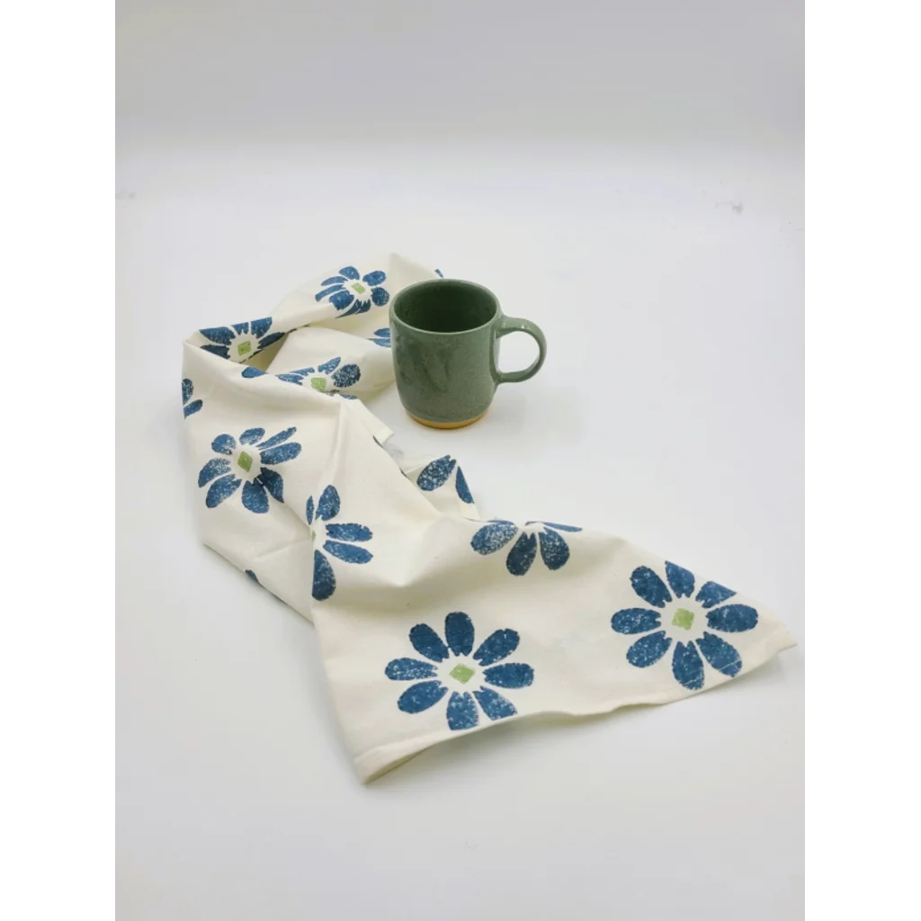 Geschirrtuch Blumen in Dunkelblau+Hellgrün Blau+Grün Muster Blumen von Frida Feeling Größe 50x65 cm