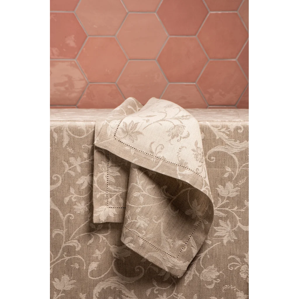 Halbleinen Jacquard Tischdecke MINIJA in Beige+Creme Muster Ranke von Erika Vaitkute Größe 90x90 cm