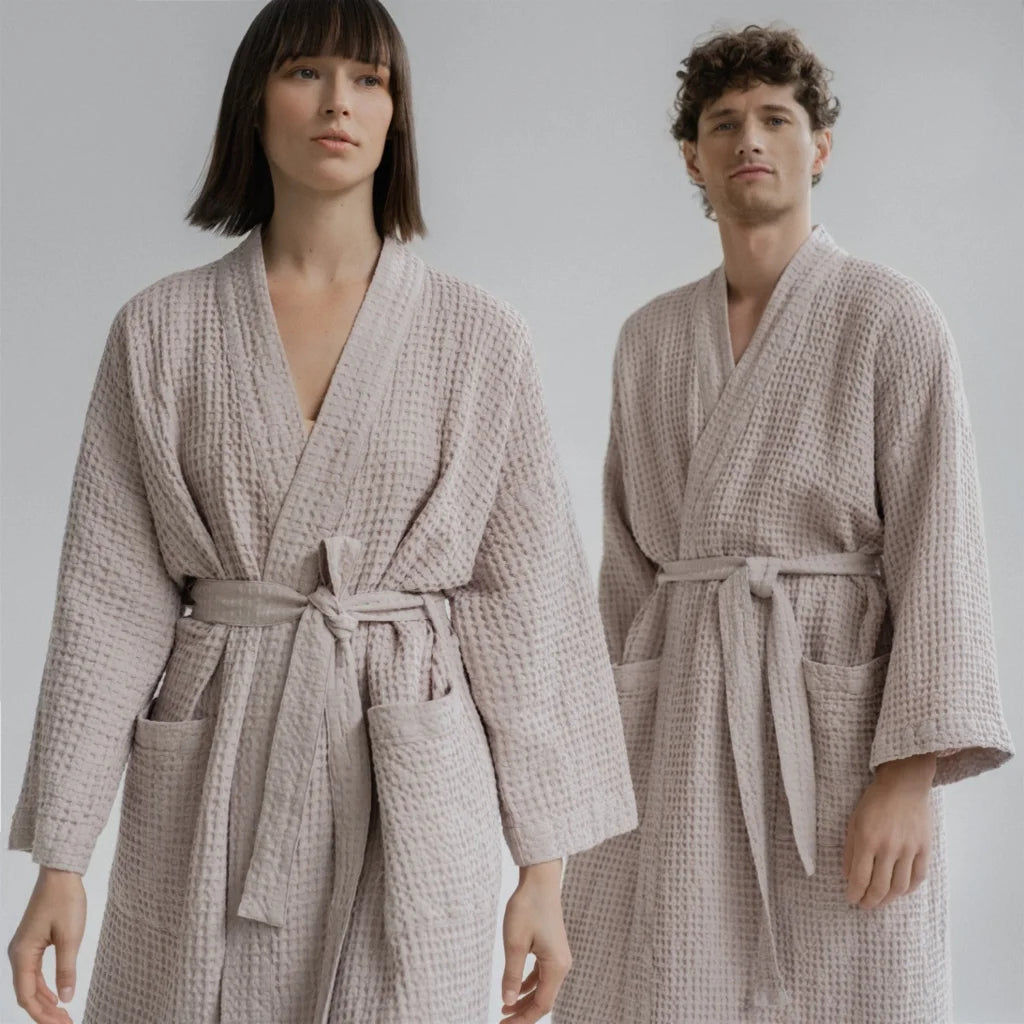 Halbleinen Waffelpiqué Bademantel in Puder Rosa von Linen Tales Größe L+XL