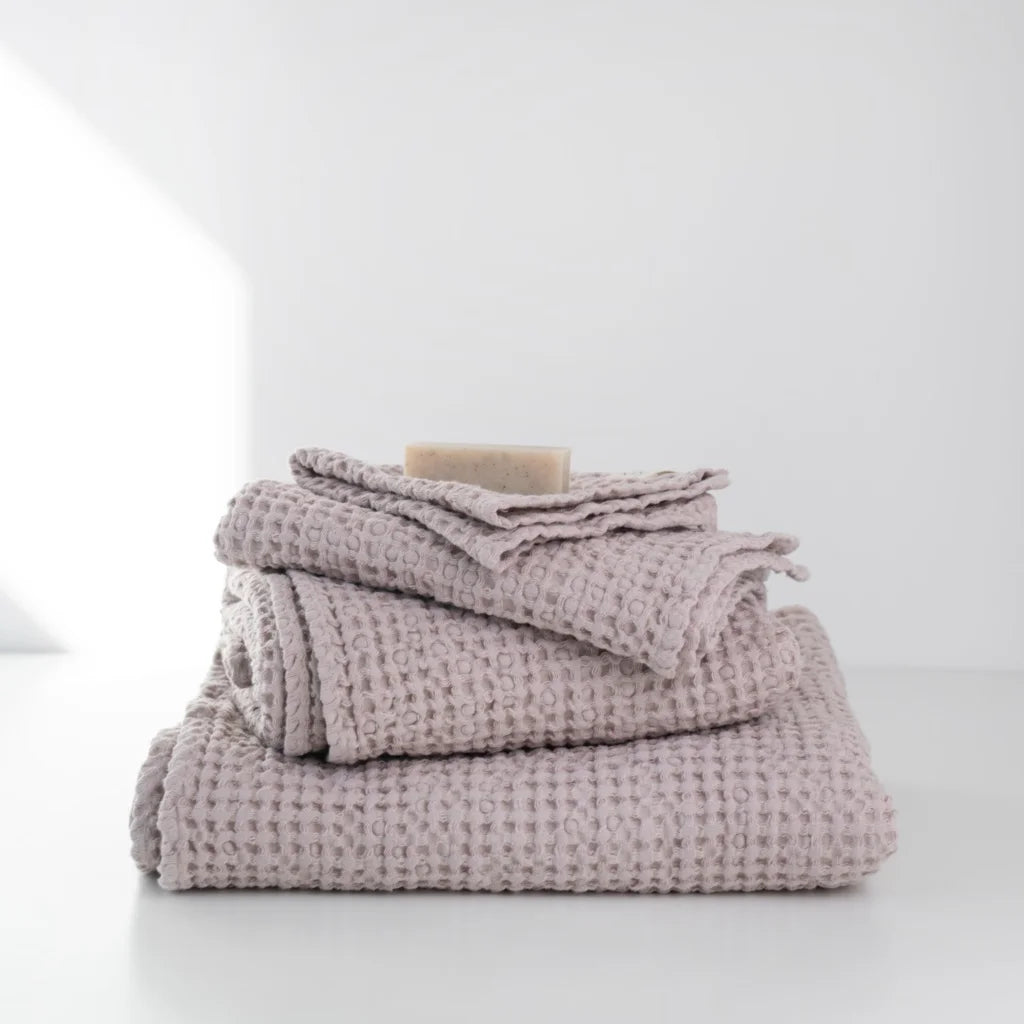 Halbleinen Waffelpiqué Duschtuch in Puder Rosa von Linen Tales Größe 70x140 cm