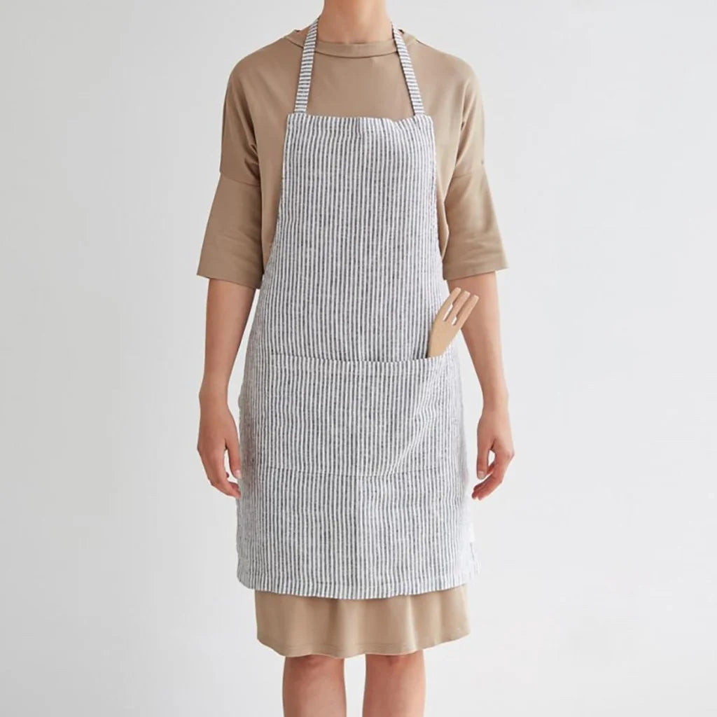 Leinen Alltagsschürze Streifen in Weiß+Anthrazit Weiß+Grau Muster Streifen von Linen Tales Größe 54 cm breit+ 77 cm lang