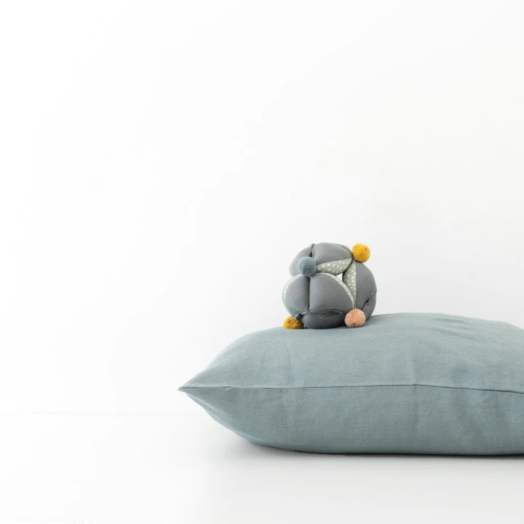 Leinen Baby-+Kinder-Bettwäsche Kissenbezug in Taubenblau Blau von Linen Tales Größe 35x55 cm