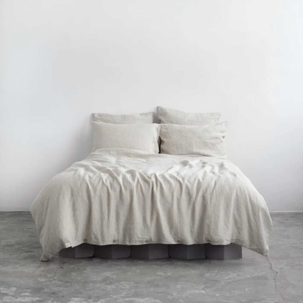 Leinen Bettwäsche Garnitur in Stein Grau von Linen Tales Größe 150x210 + 50x60 cm