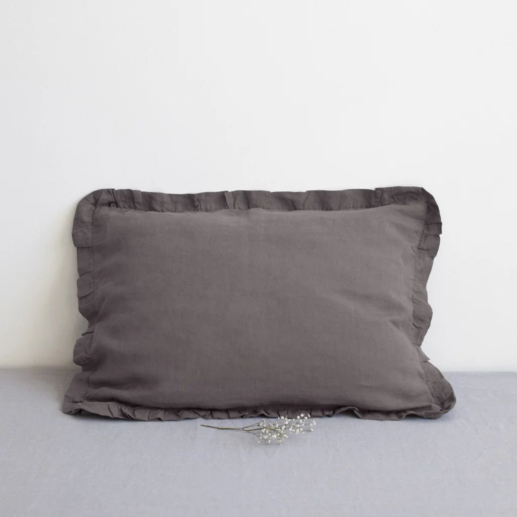 Leinen Bettwäsche Kissenbezug mit Rüschen in Anthrazit Grau von Linen Tales Größe 40x60 cm