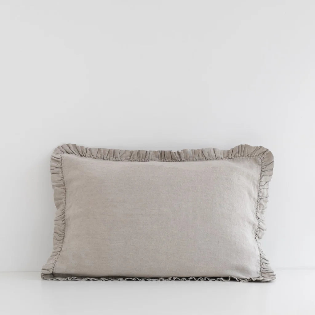 Leinen Bettwäsche Kissenbezug mit Rüschen in Beige von Linen Tales Größe 50x70 cm