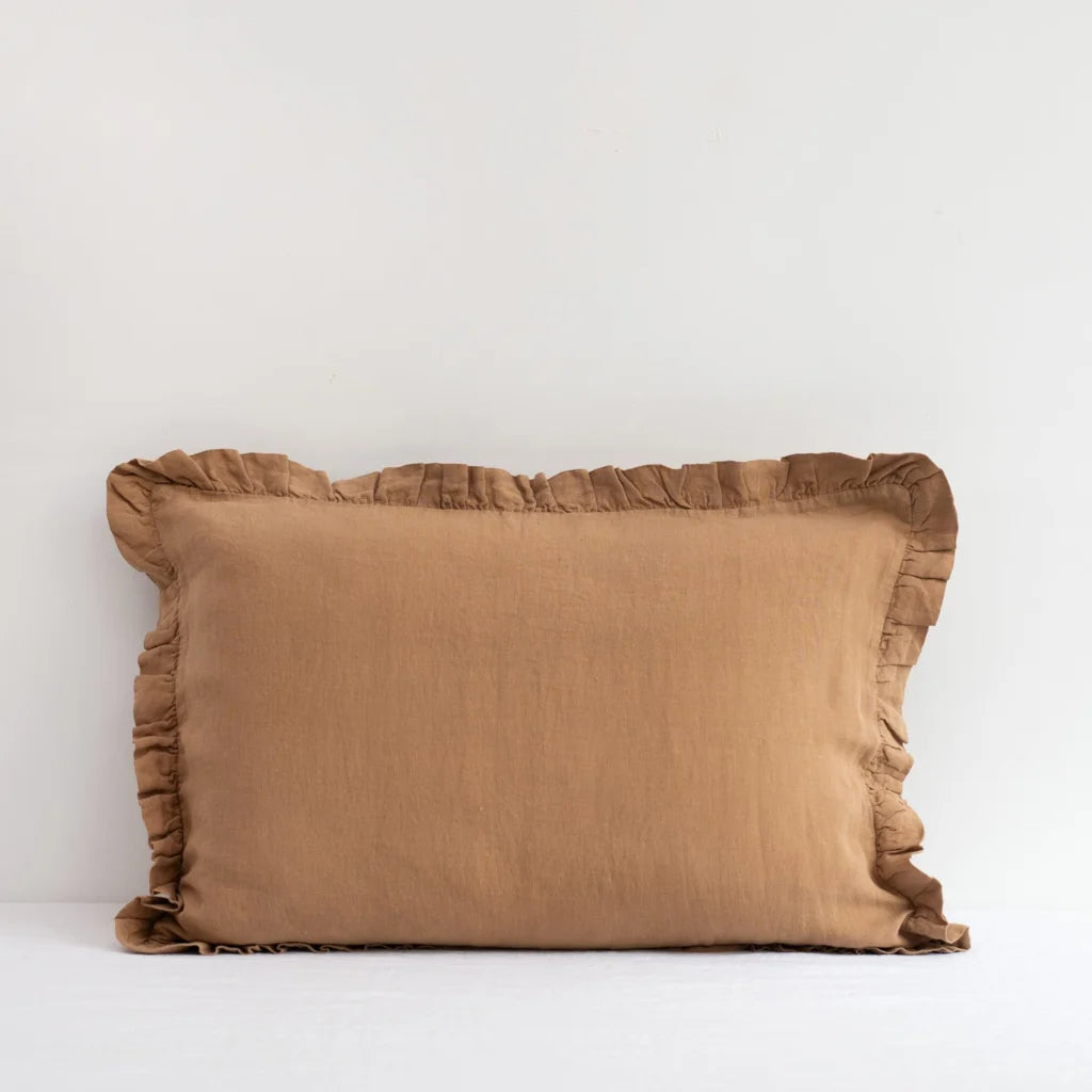 Leinen Bettwäsche Kissenbezug mit Rüschen in Kamel Braun von Linen Tales Größe 50x60 cm