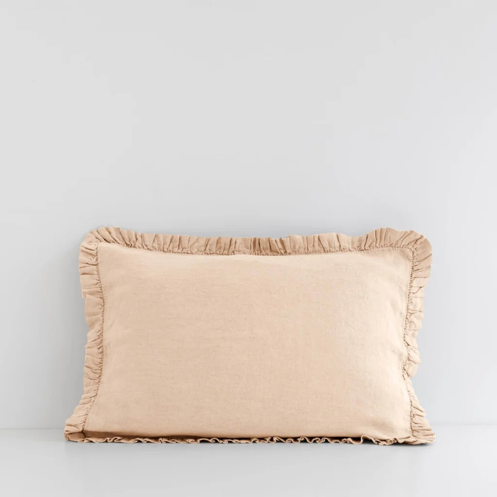 Leinen Bettwäsche Kissenbezug mit Rüschen in Sand von Linen Tales Größe 80x80 cm