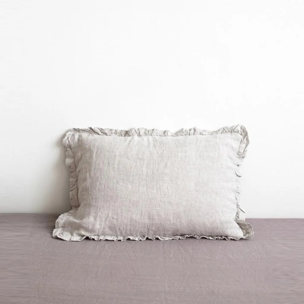 Leinen Bettwäsche Kissenbezug mit Rüschen in Stein Grau von Linen Tales Größe 50x70 cm
