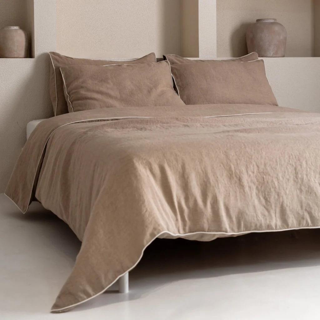 Leinen Bettwäsche mit Paspel Garnitur in Beige+Weiß von Linen Tales Größe 140x200 + 50x70 cm