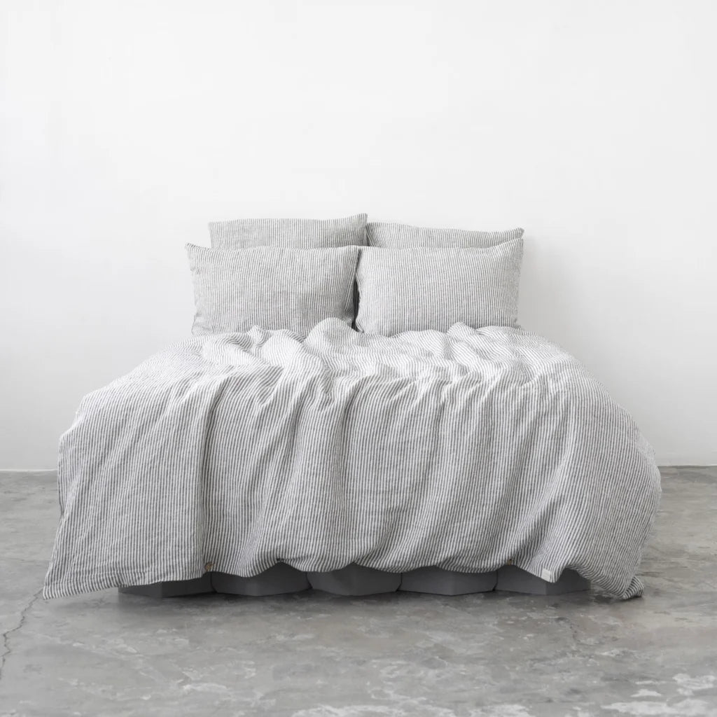 Leinen Bettwäsche Streifen Garnitur in Weiß+Anthrazit Weiß+Grau Muster Streifen von Linen Tales Größe 150x210 + 50x60 cm