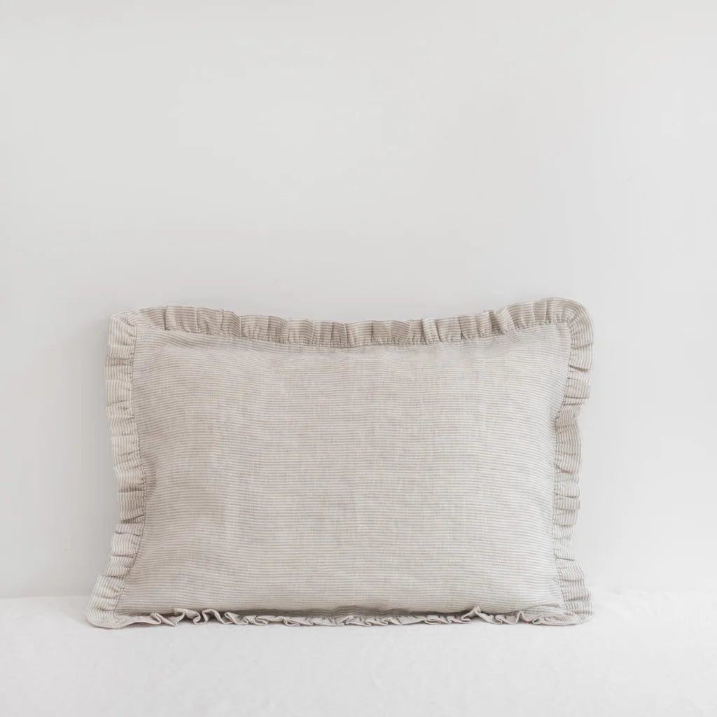 Leinen Bettwäsche Streifen Kissenbezug mit Rüschen in Weiß+Creme Muster Streifen von Linen Tales Größe 50x60 cm