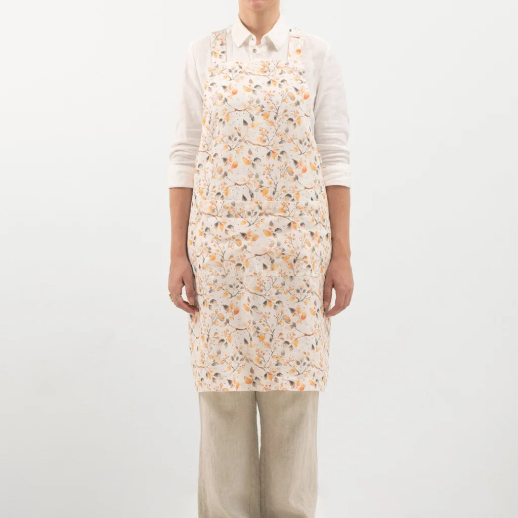 Leinen Crossback-Schürze Blätter in Weiß+Orange+Grau Muster Blätter von Linen Tales Größe 94 cm breit+ 83 cm lang
