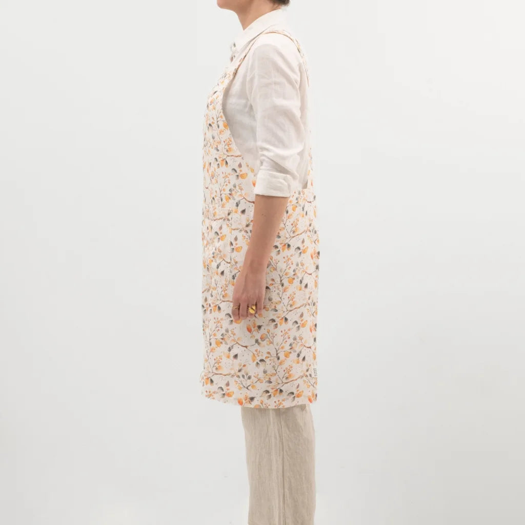 Leinen Crossback-Schürze Blätter in Weiß+Orange+Grau Muster Blätter von Linen Tales Größe 94 cm breit+ 83 cm lang