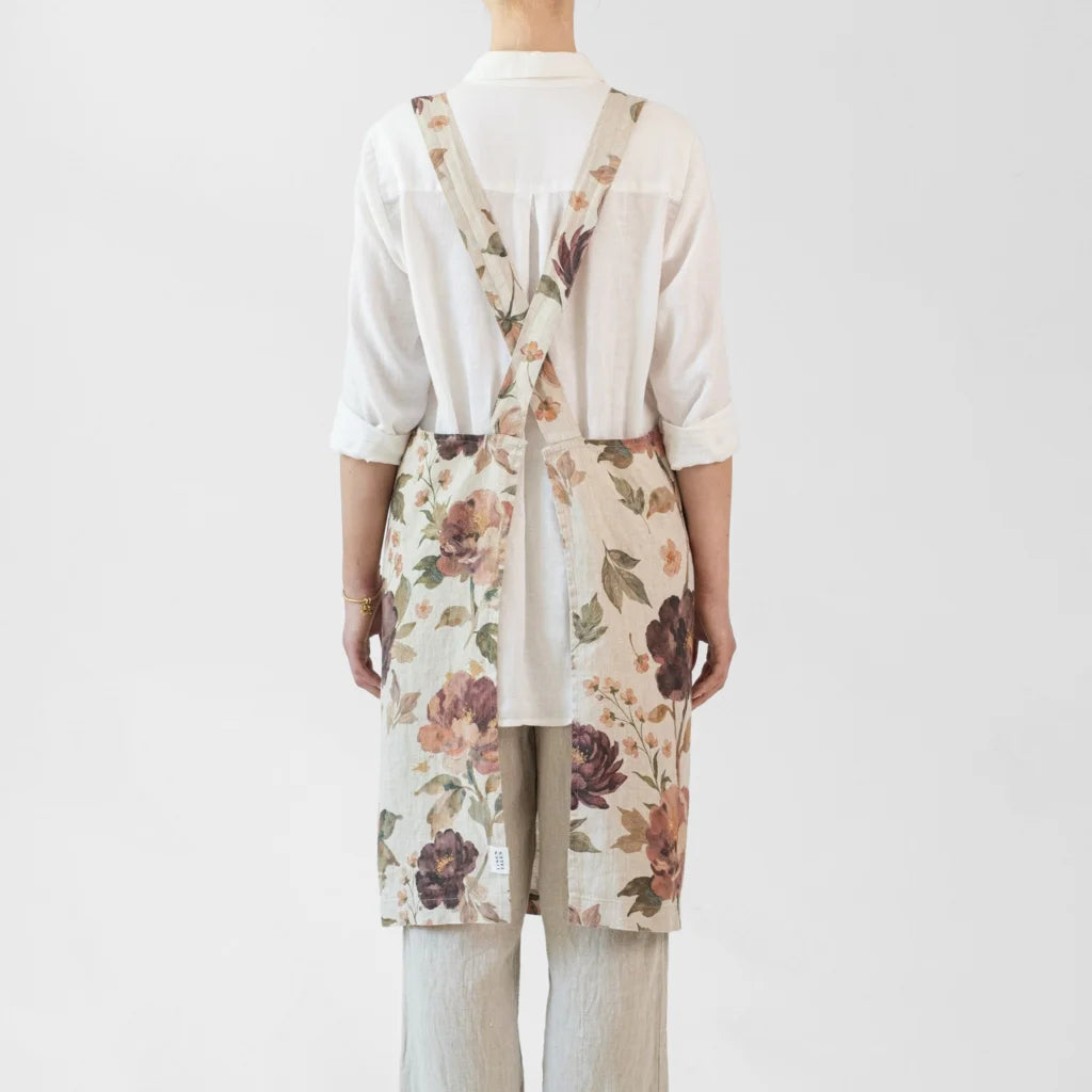 Leinen Crossback-Schürze Blumen in Creme+Aubergine+Olive Creme+Beere+Grün Muster Blumen von Linen Tales Größe 94 cm breit+ 83 cm lang