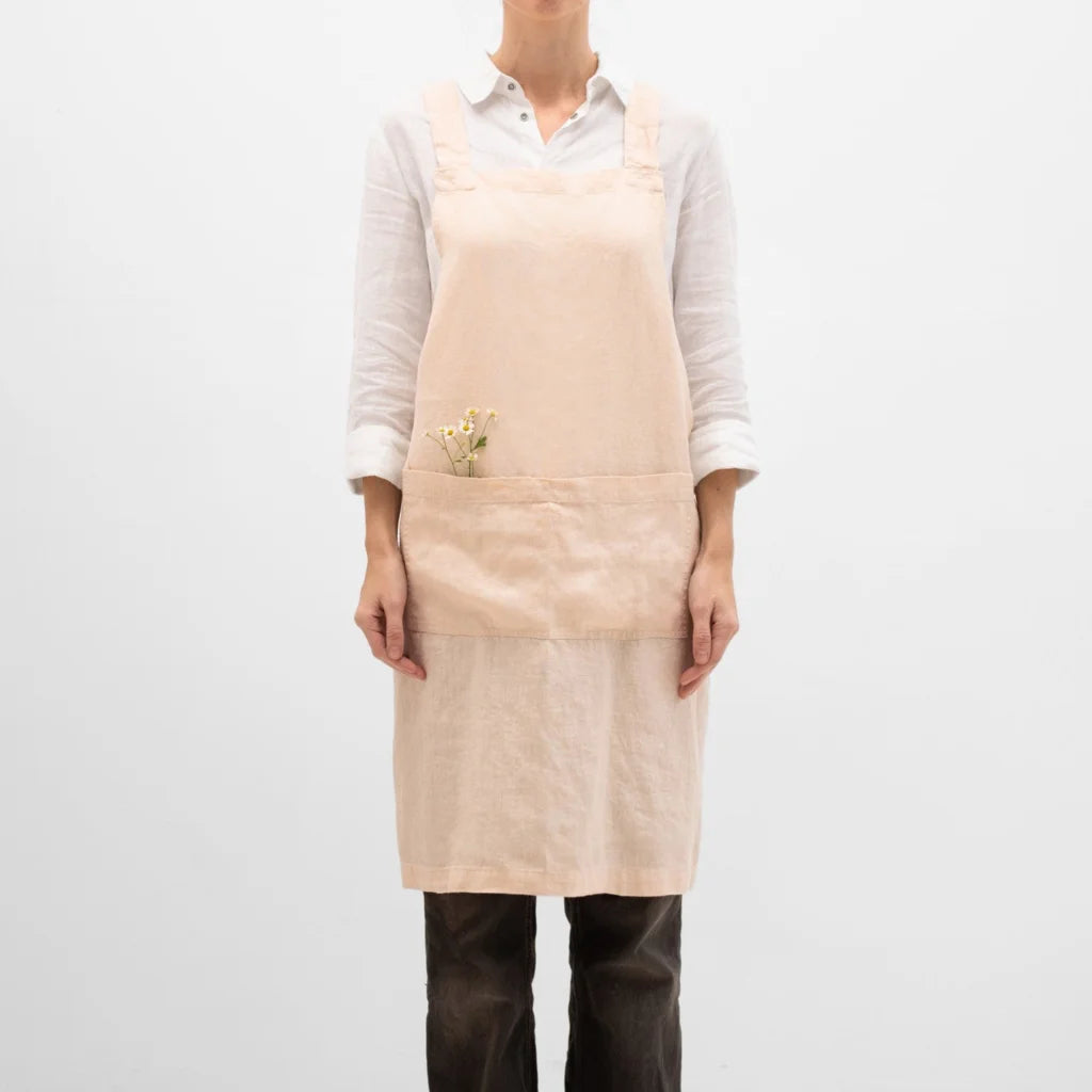 Leinen Crossback-Schürze in Sand von Linen Tales Größe 94 cm breit+ 83 cm lang