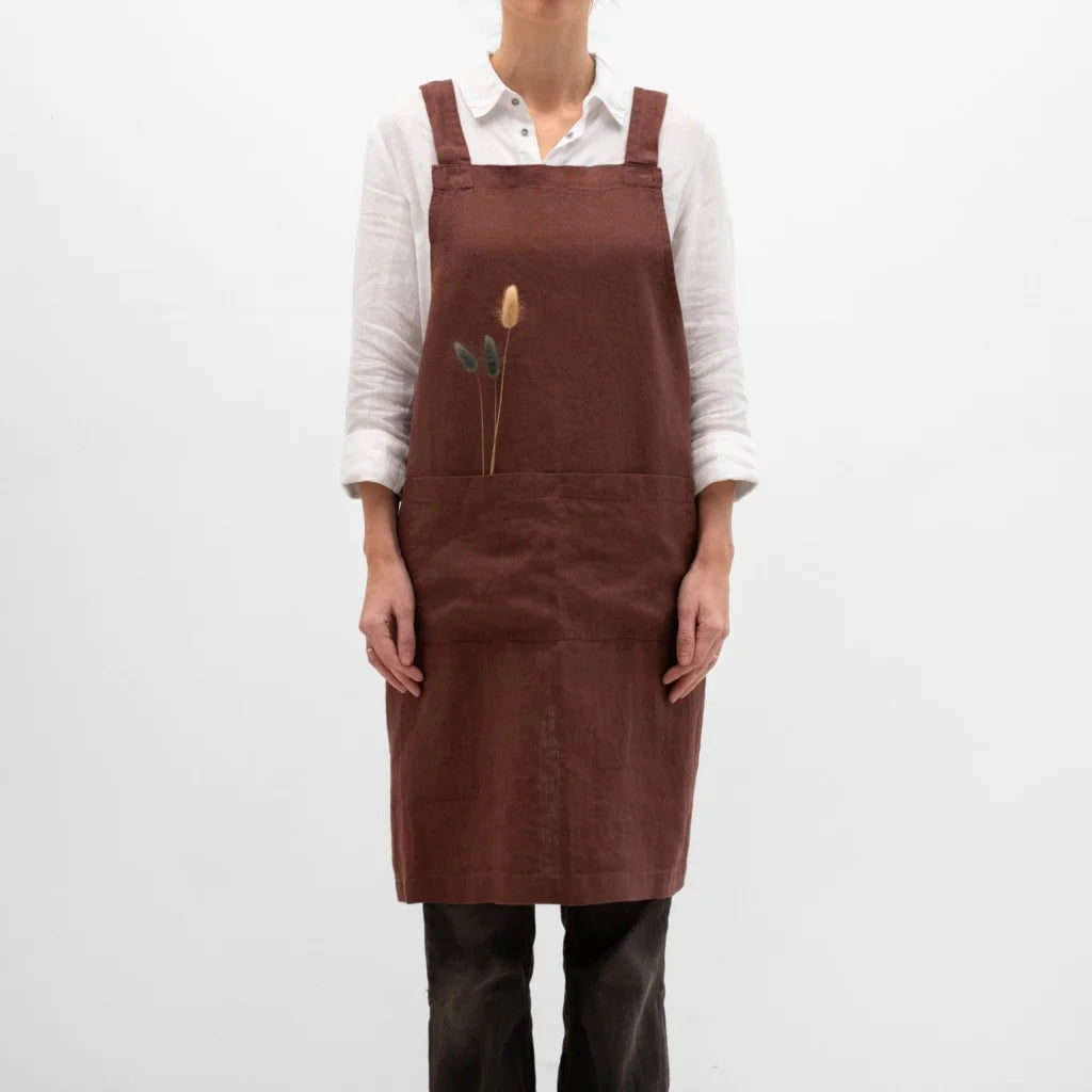 Leinen Crossback-Schürze in Schokolade Braun von Linen Tales Größe 94 cm breit+ 83 cm lang