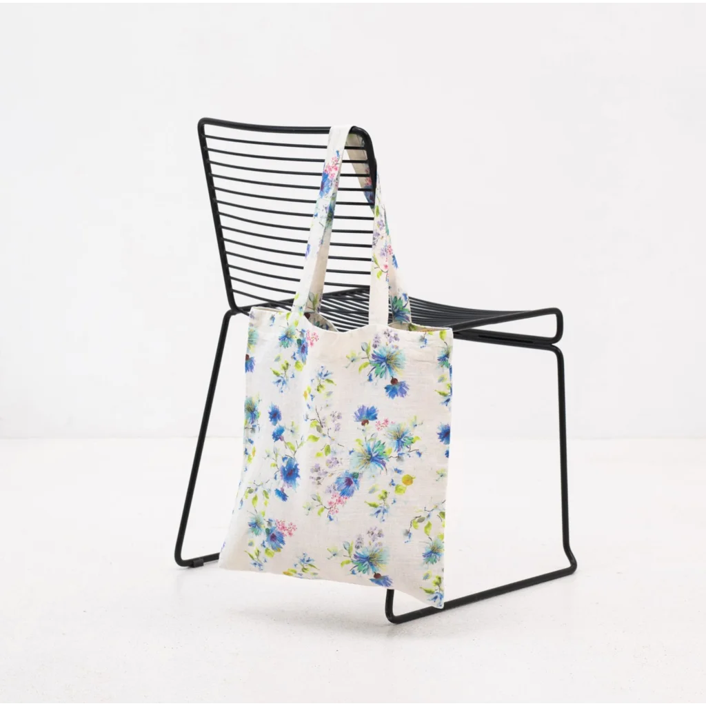 Leinen Einkaufstasche Blumen in Weiß+Blau Muster Blumen von Linen Tales Größe 38 cm breit+ 42 cm lang
