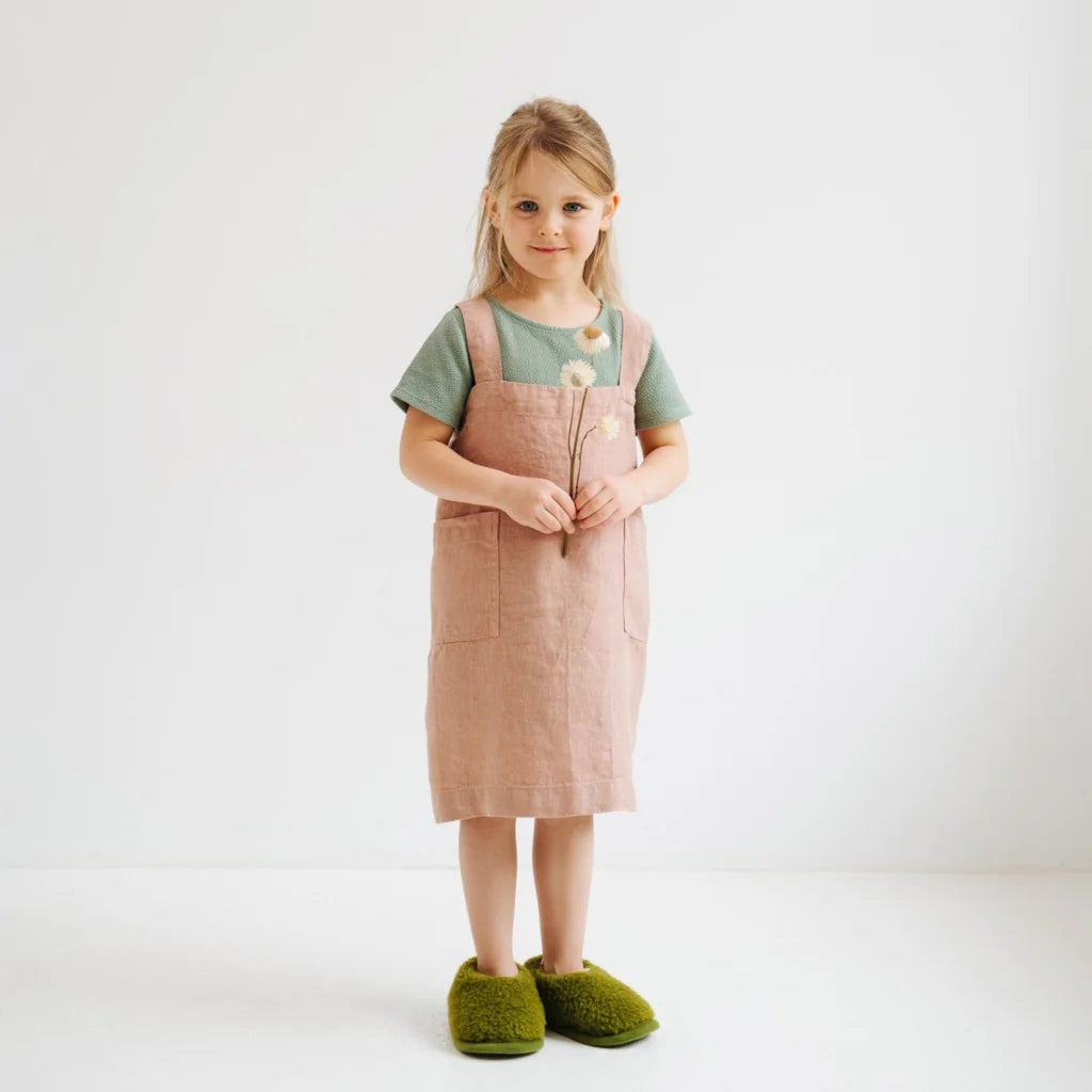 Leinen Kinder Pinafore-Schürze in Apricot Orange von Linen Tales Größe 72 cm breit+ 50 cm lang