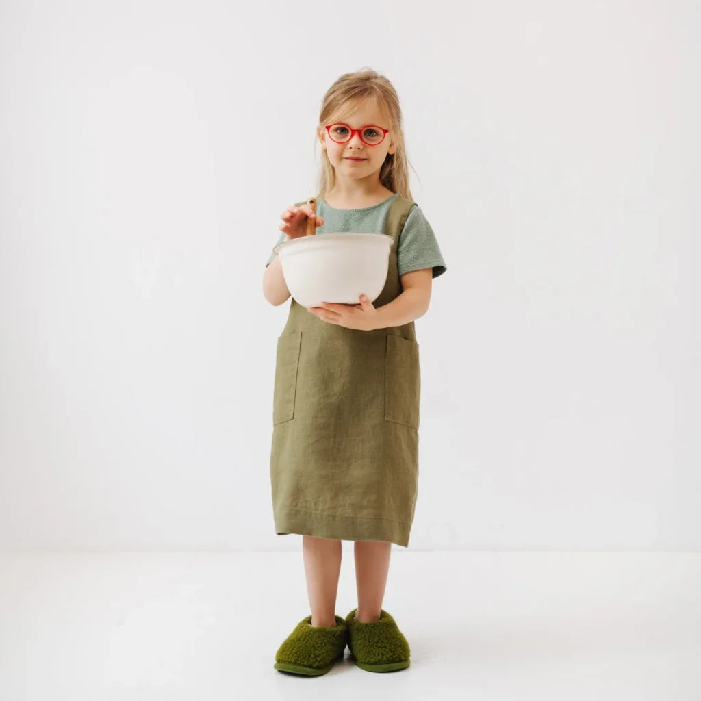 Leinen Kinder Pinafore-Schürze in Olive Grün von Linen Tales Größe 64 cm breit+ 39 cm lang