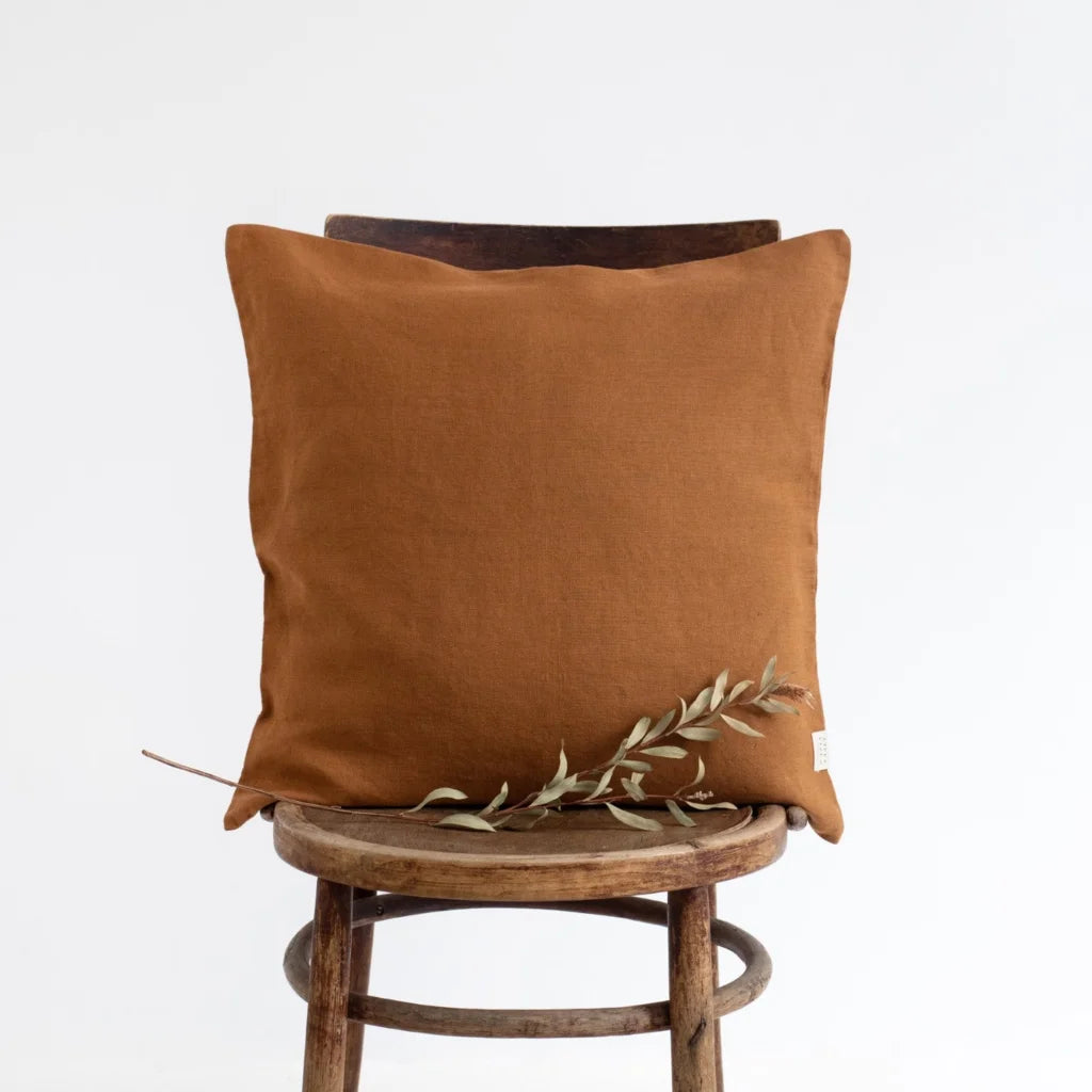 Leinen Kissenhülle in Haselnuss Braun von Linen Tales Größe 40x40 cm