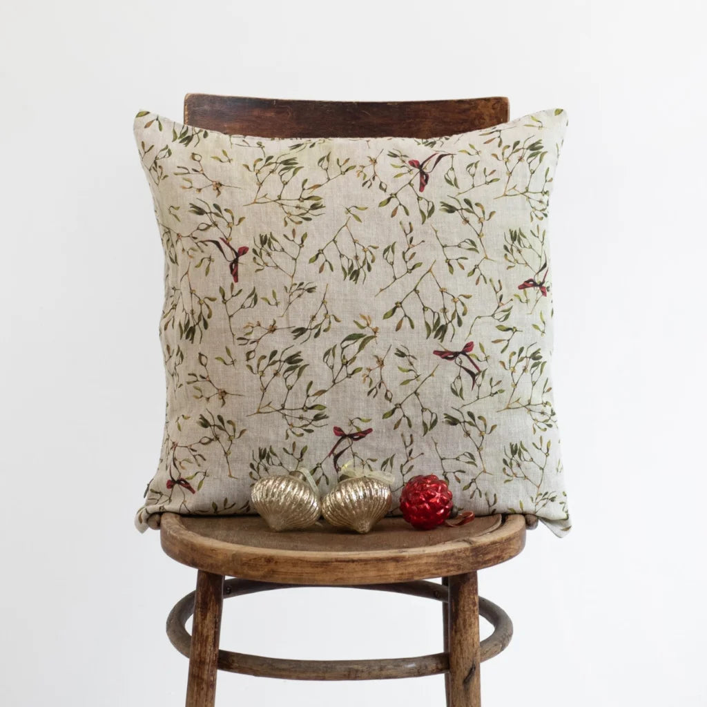 Leinen Kissenhülle Mistelzweige in Creme+Olive+Dunkelrot Creme+Grün+Rot Muster Mistelzweige von Linen Tales Größe 50x50 cm