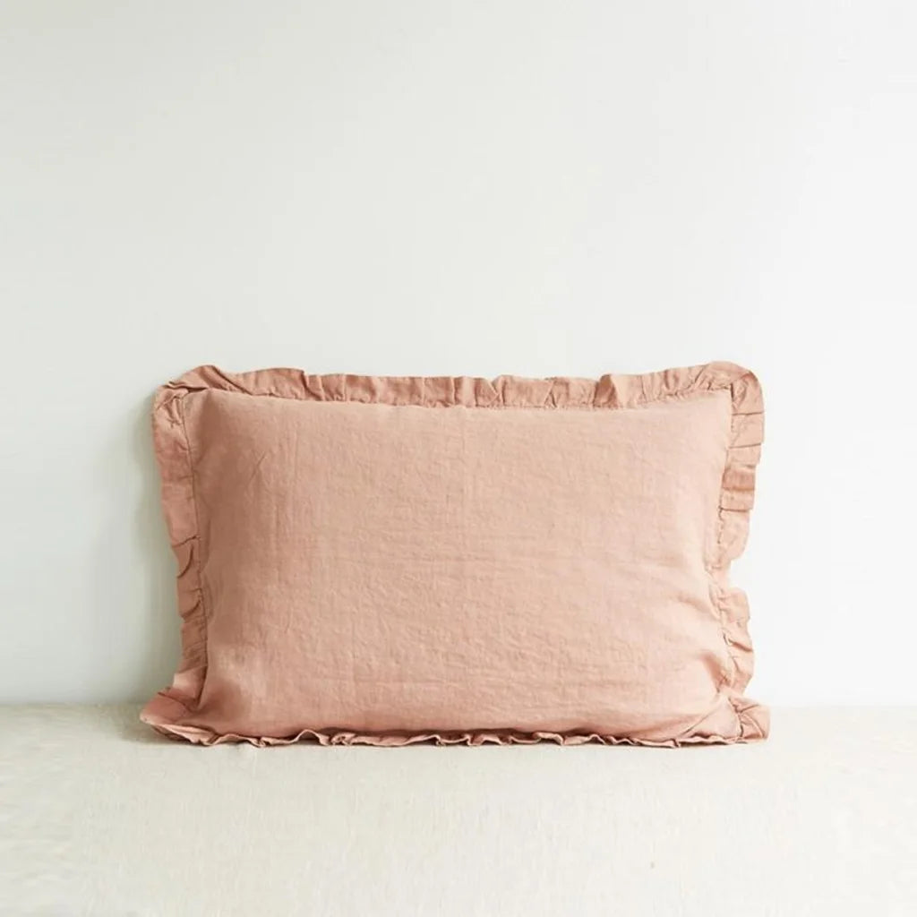 Leinen Kissenhülle mit Rüschen in Apricot Orange von Linen Tales Größe 40x60 cm